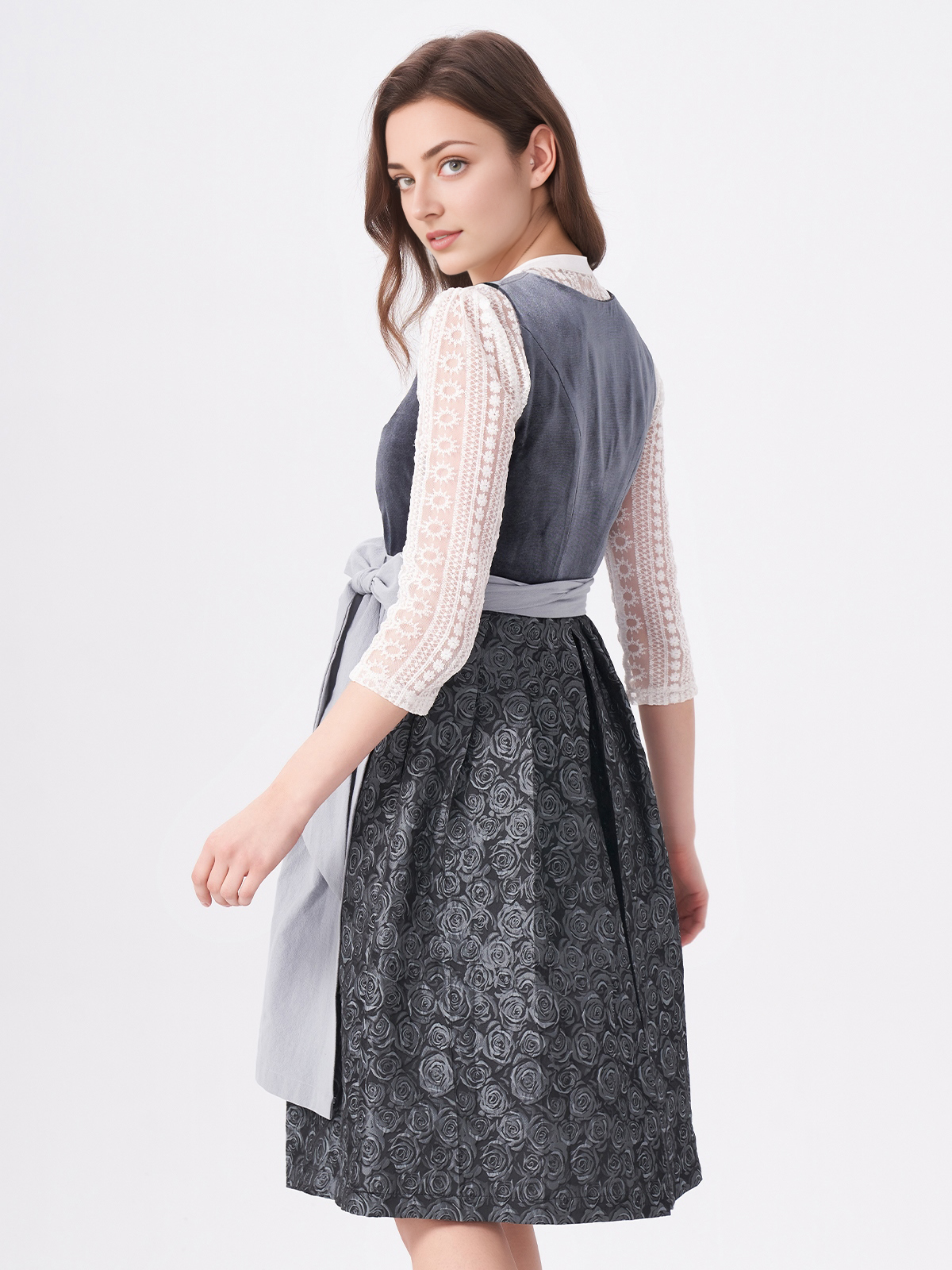Ein elegantes grün Dirndl mit floralen Details