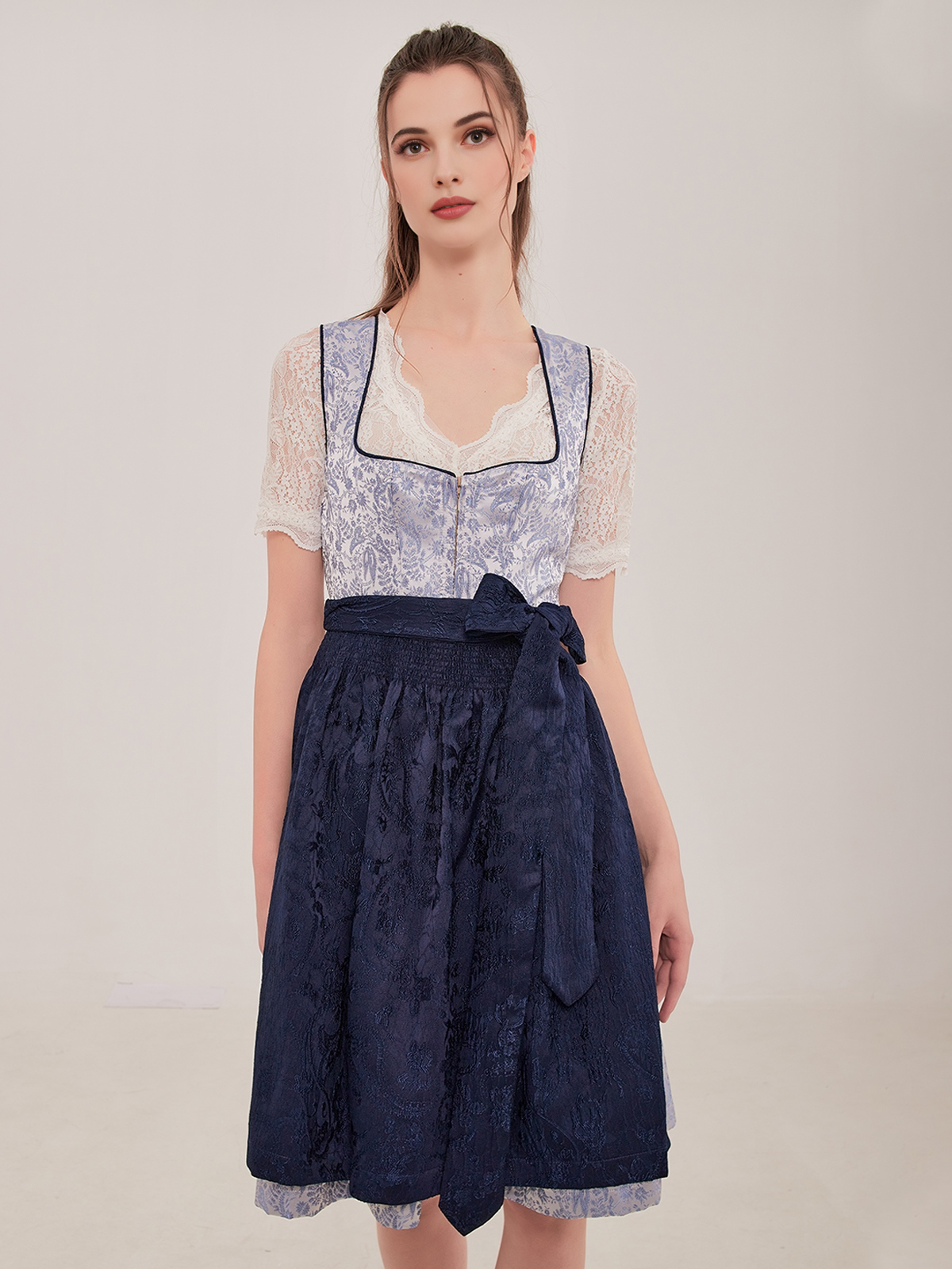 Dirndlbluse mit V-Ausschnitt in Blau