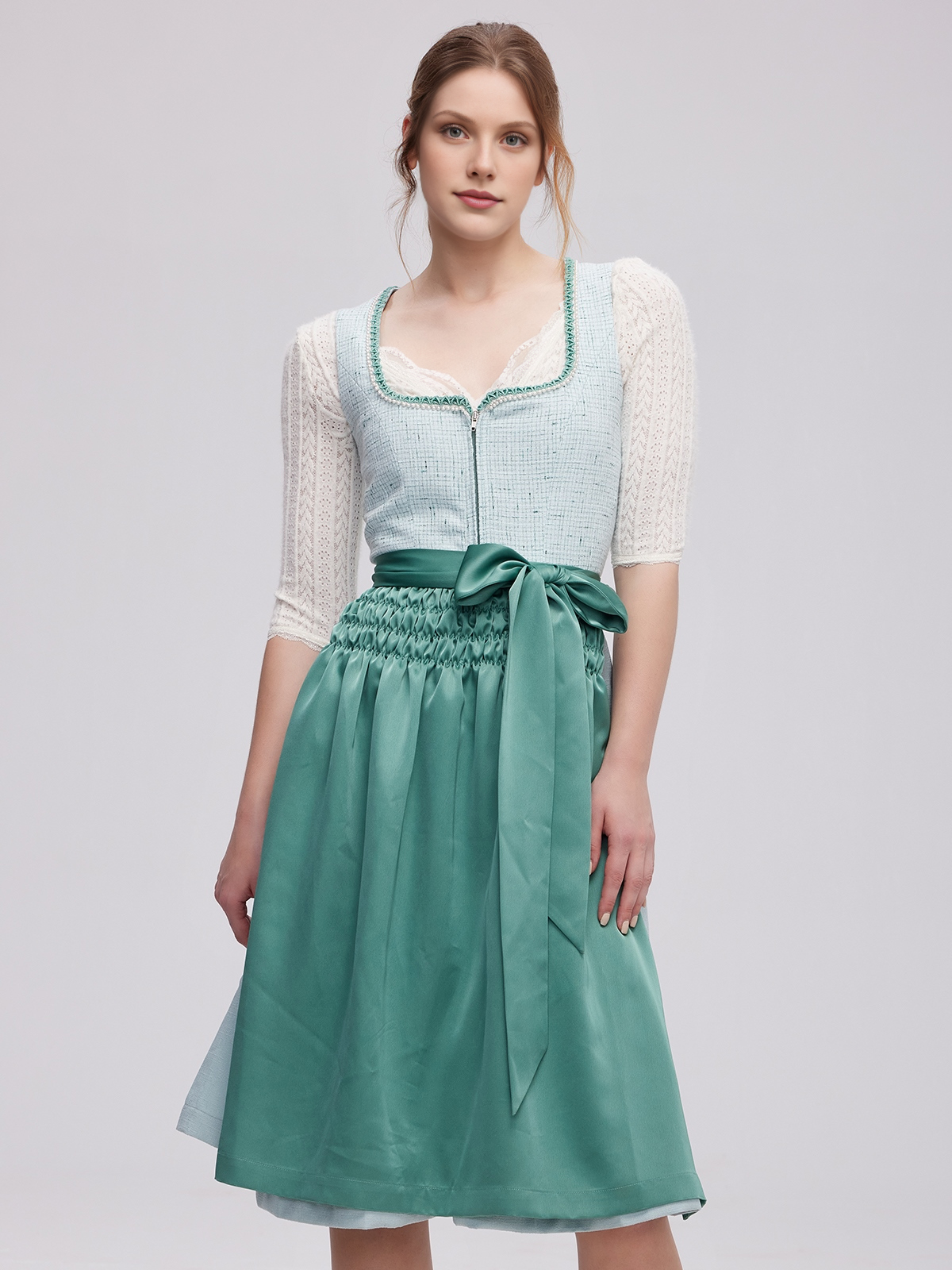 Ein graues Samt-Dirndl mit modernem Schnitt