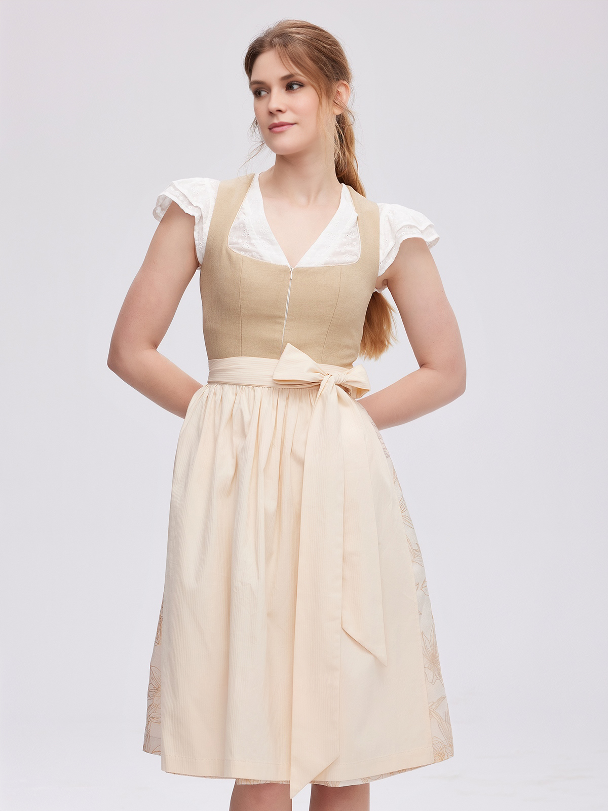 Elegantes schwarzes Dirndl mit Braunakzenten