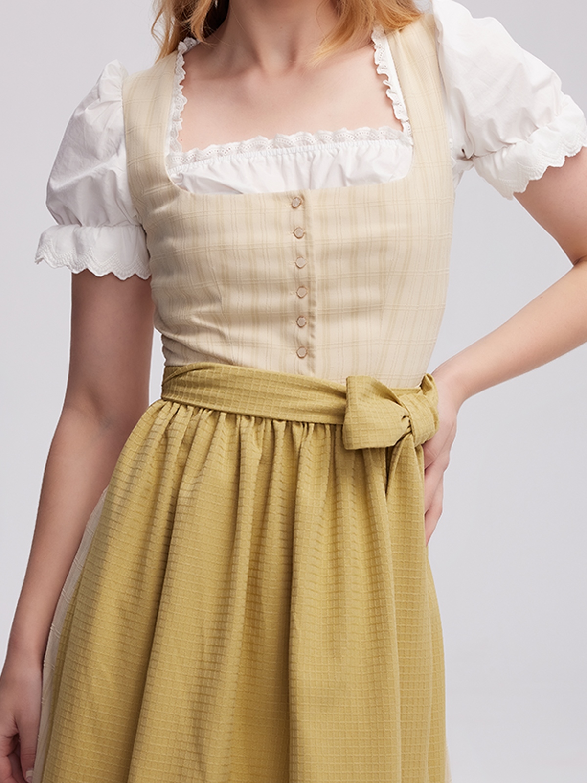 Modernes Dirndl in Grün mit floralen Details