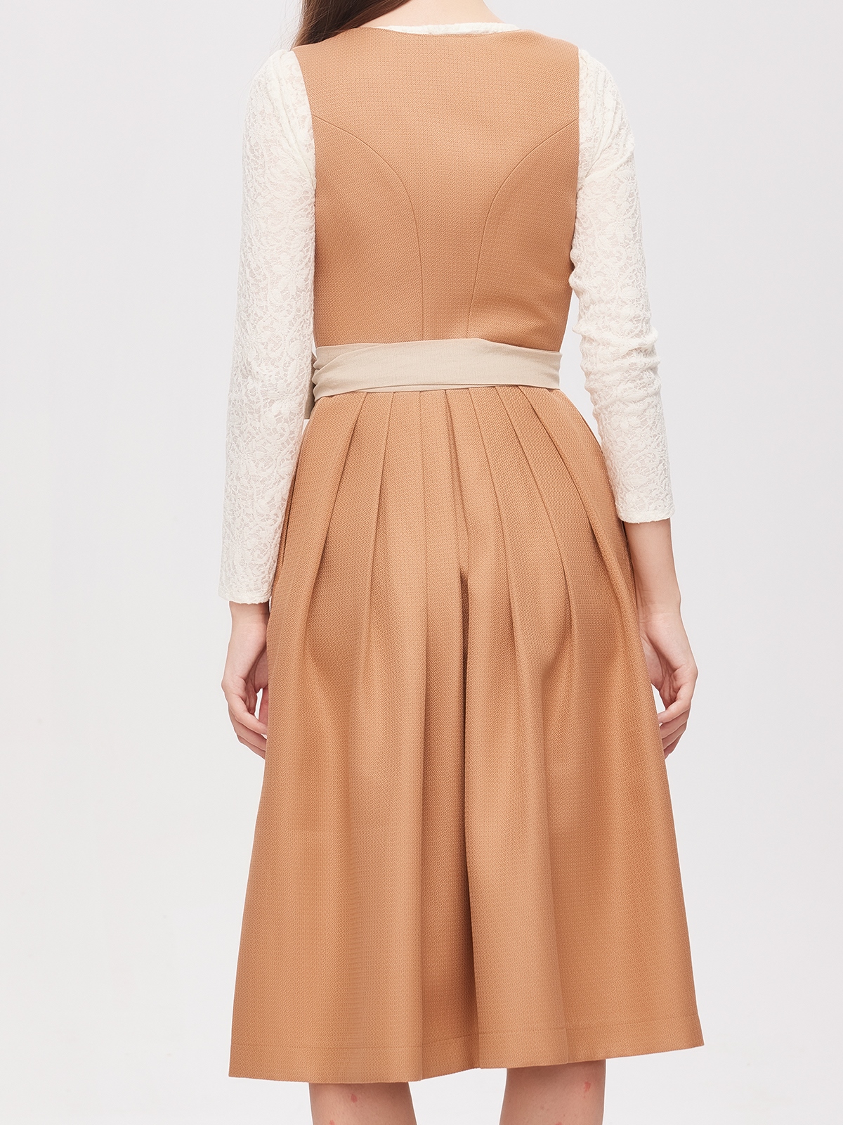 Modernes Dirndl in Orange mit traditionellen Elementen
