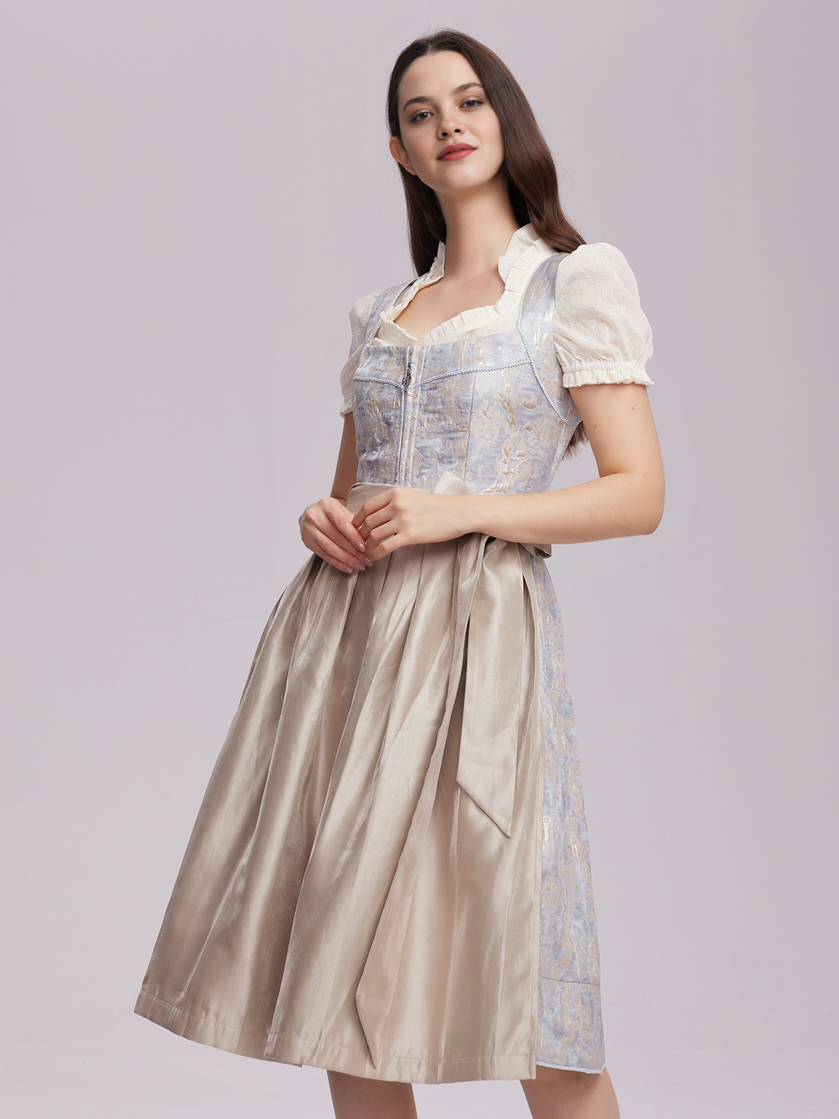 Festliches blaues Dirndl mit Spitzenbesatz