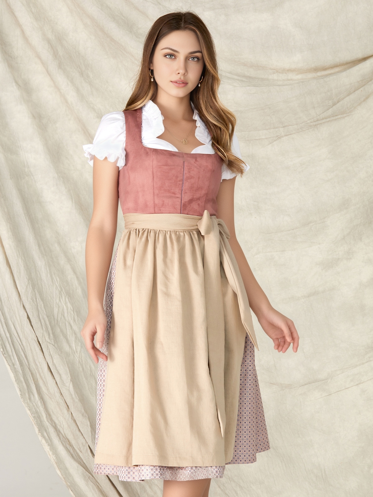 Modernes Dirndl in Rosa mit traditionellen Elementen