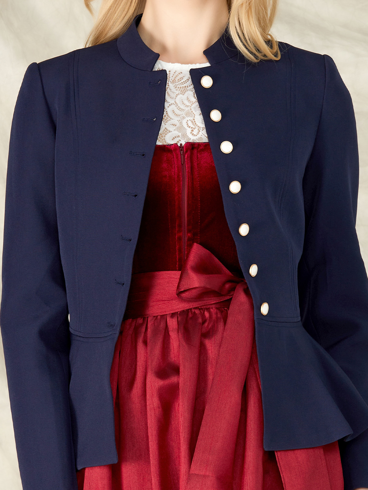 Dirndl mit moderner Jacke