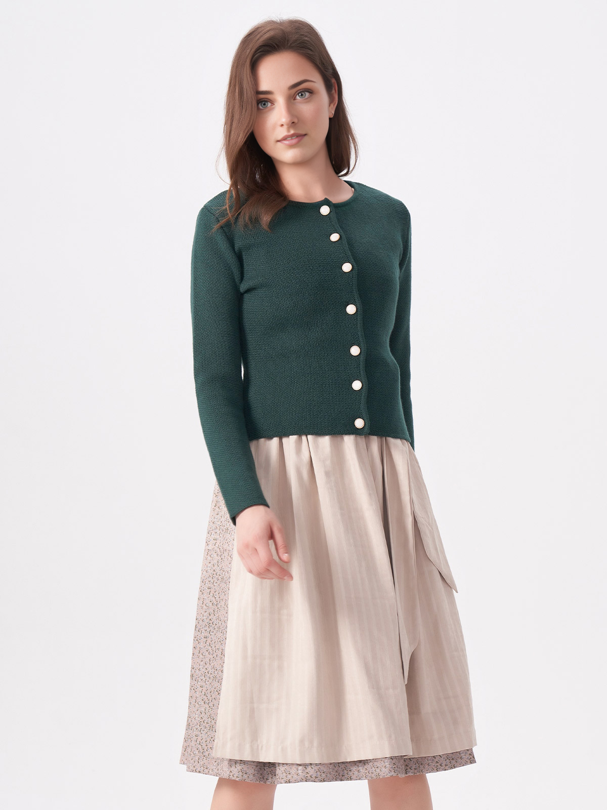 Ein elegantes Dirndl Creme Beige mit feiner Stickerei