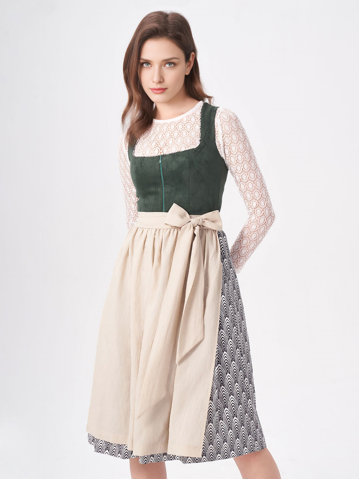 Grünes Dirndl mit traditioneller Schürze