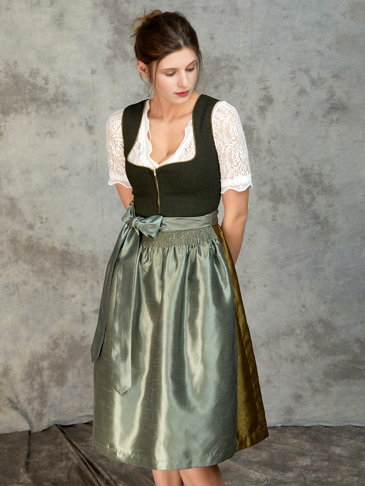 Ein elegantes gelbes Dirndl mit floralen Details