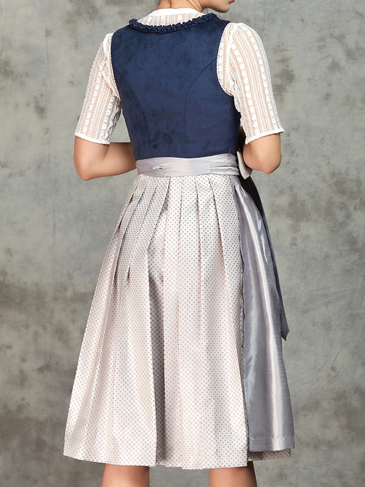 Dirndl in Schwarz-Rot