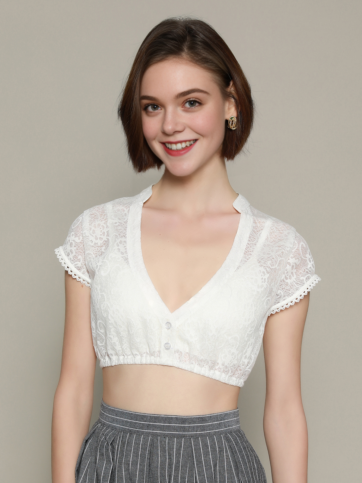 Modernes weißes Dirndl mit raffinierten Details