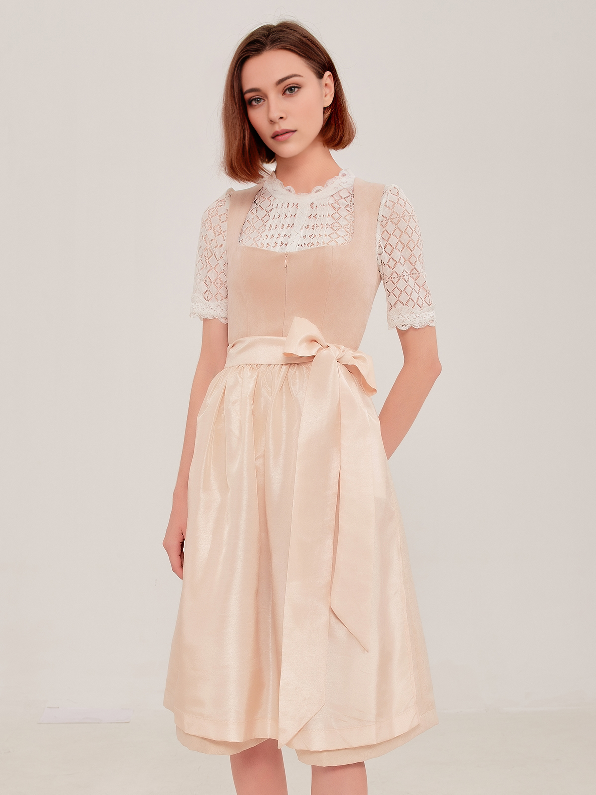 Dirndl in Beige mit perfekt sitzendem Ausschnitt