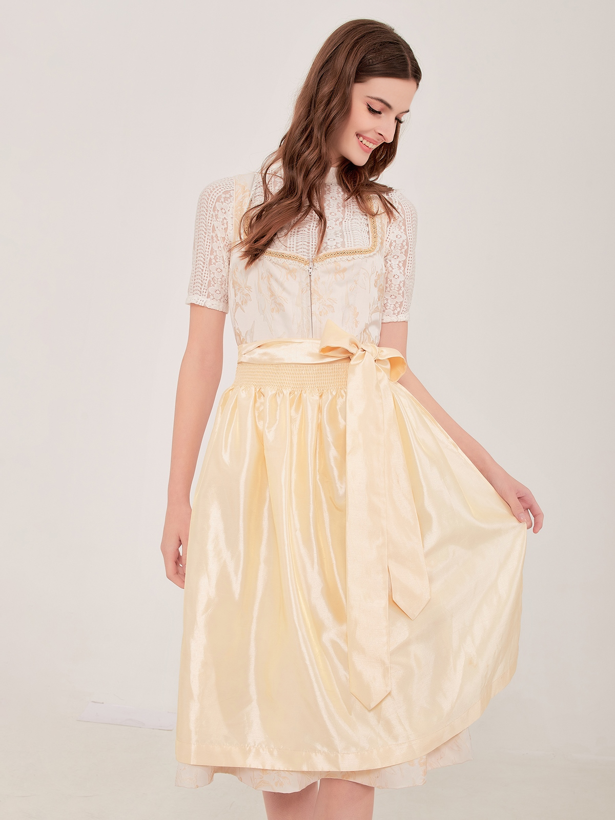 Modernes gelbes Dirndl mit eleganter Passform