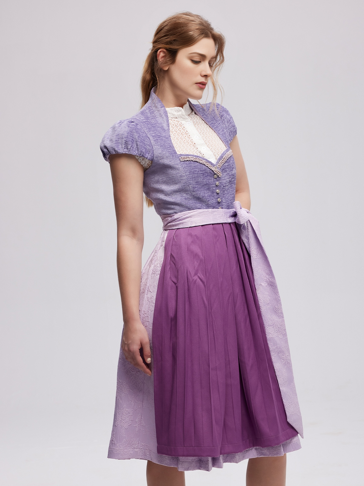 Dirndl mit hochgeschlossener Bluse in Lila