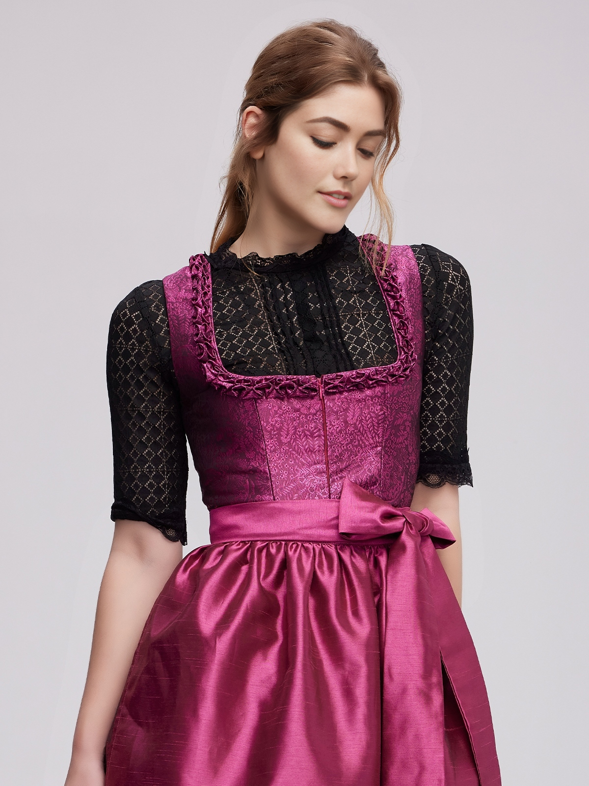 Modernes pinkes Dirndl mit floralen Details