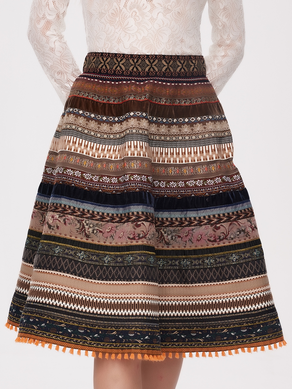Elegantes braunes Samt-Dirndl