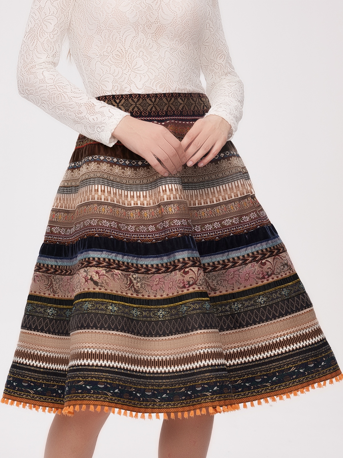 Ein elegantes dunkelrotes Dirndl mit feinen Stickereien