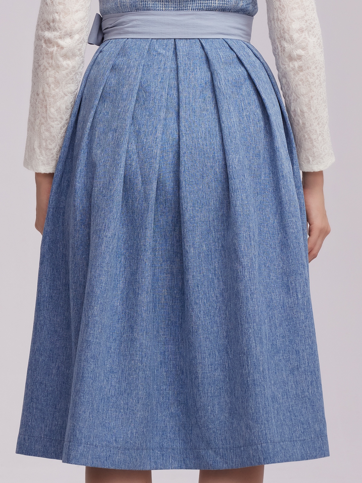 Dirndl Bluse in Blau mit Spitzendetails