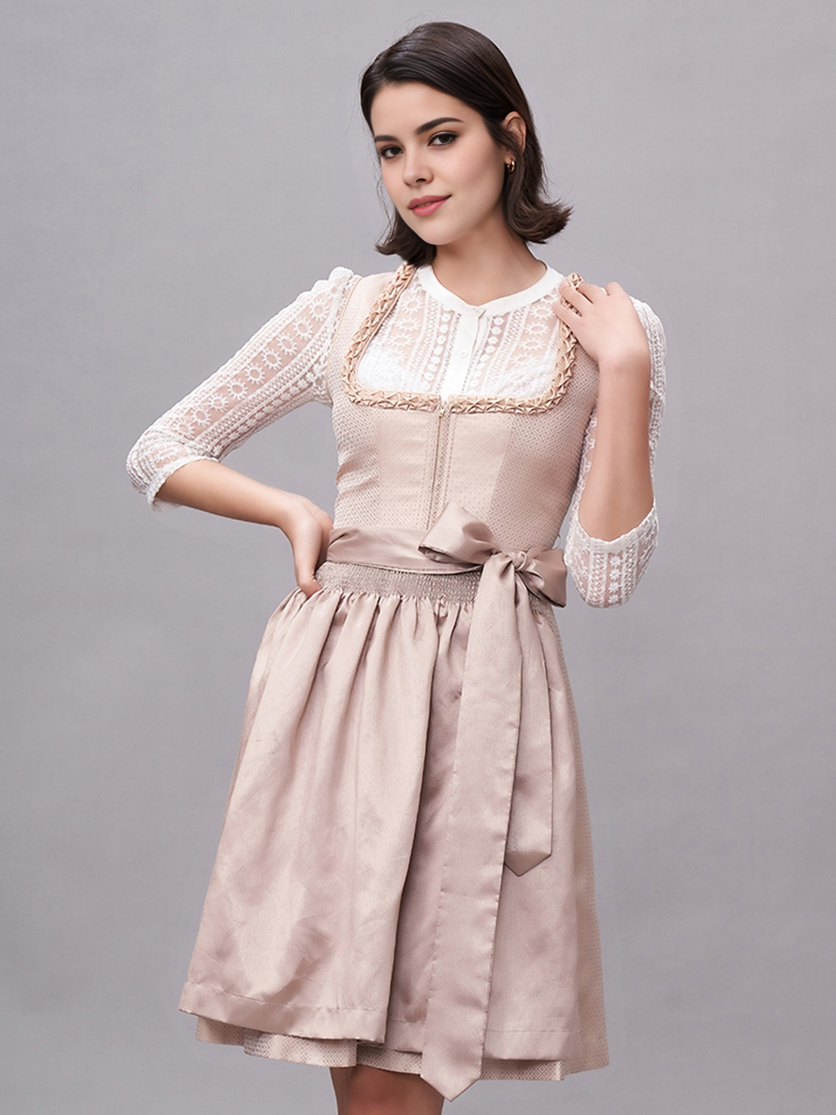 Dirndlbluse in Beige – Eleganz pur