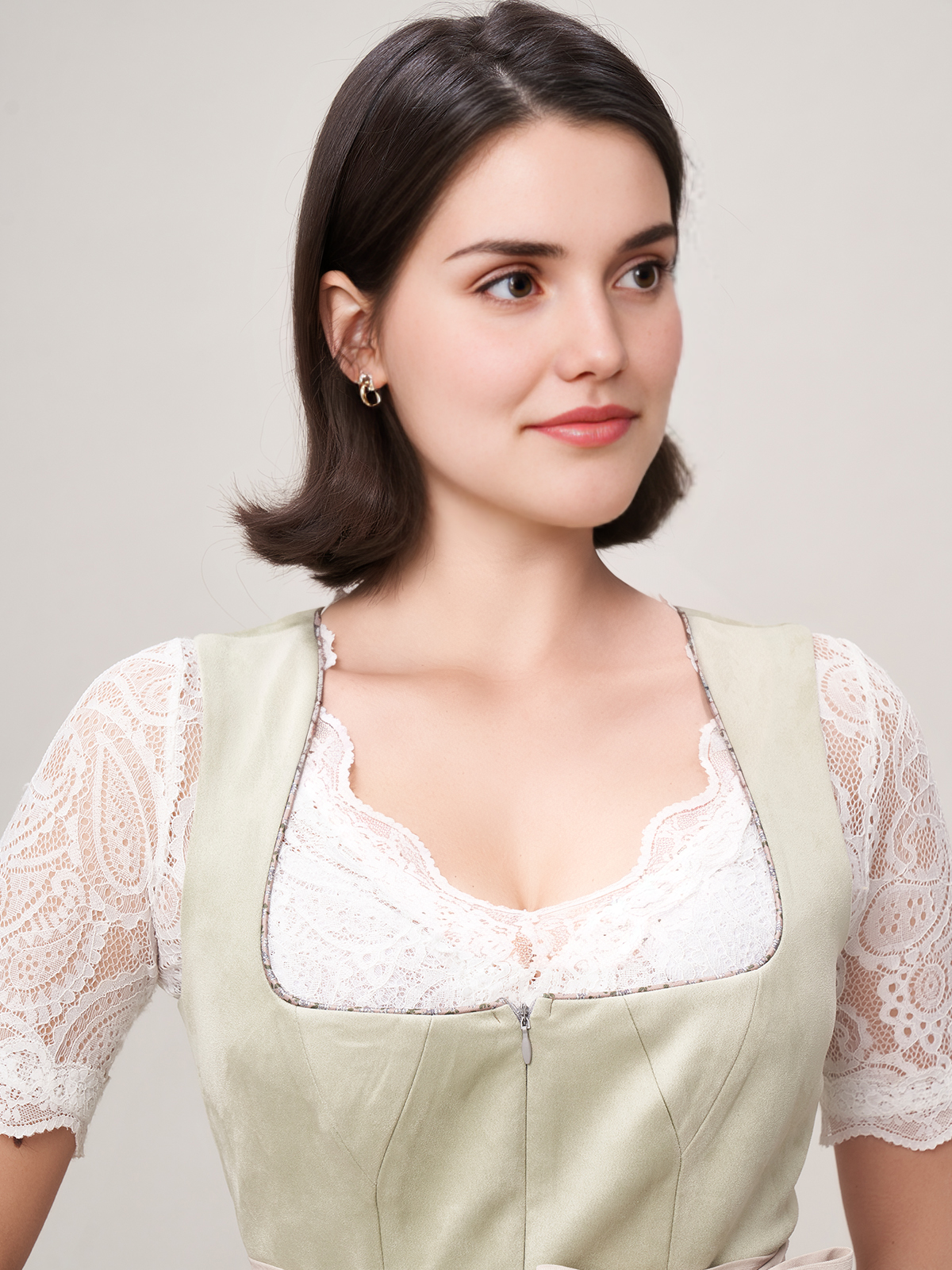 Modernes Dirndl in Grün mit schlankem Schnitt