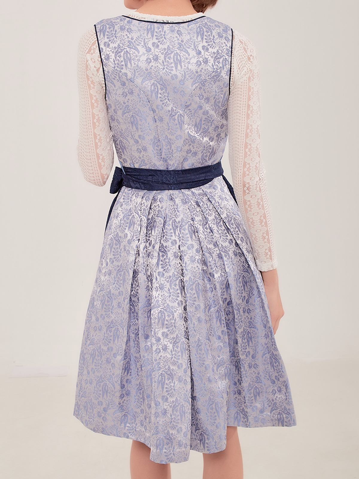 Modernes Dirndl Blau Schwarz mit eleganter Silhouette