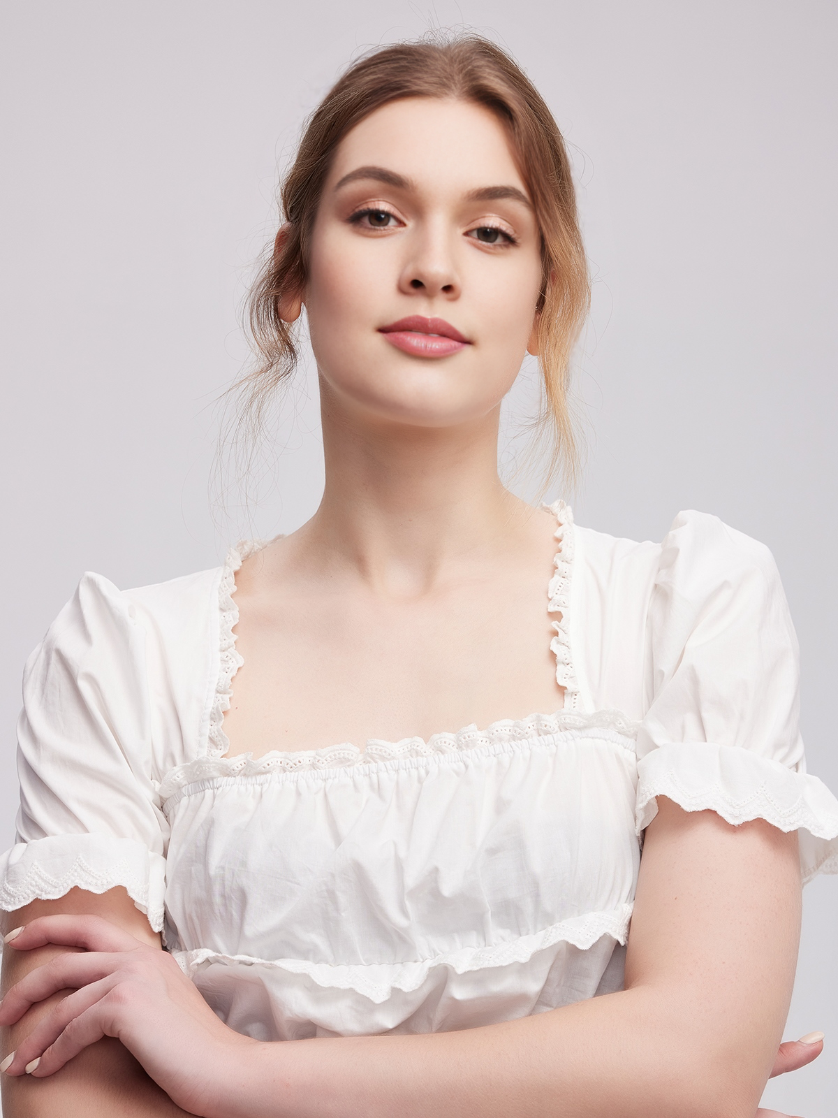 Weiße Dirndlbluse mit schwarzem Samt-Dirndl