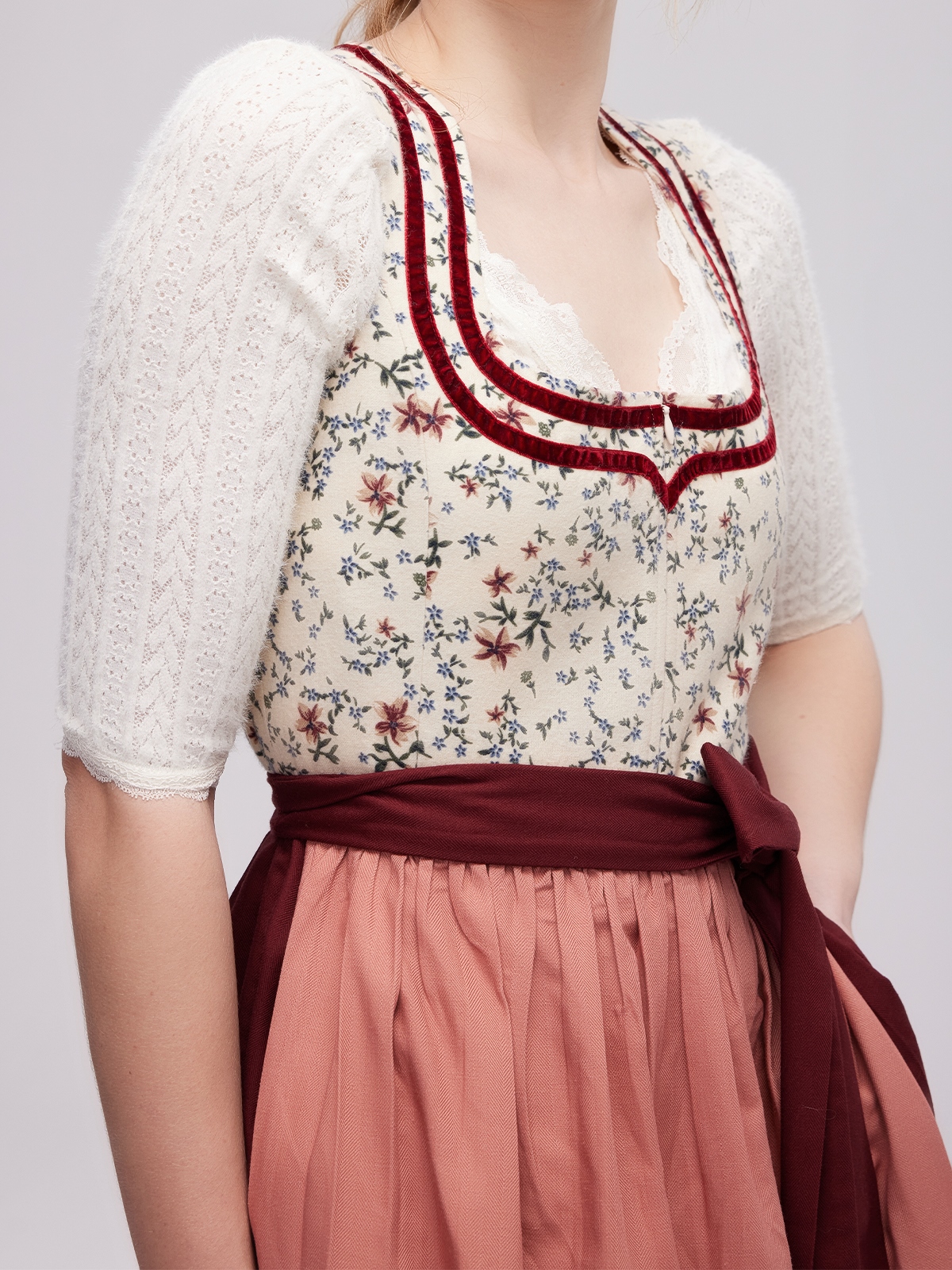 Modernes Dirndl in Rot – Eleganz trifft Tradition