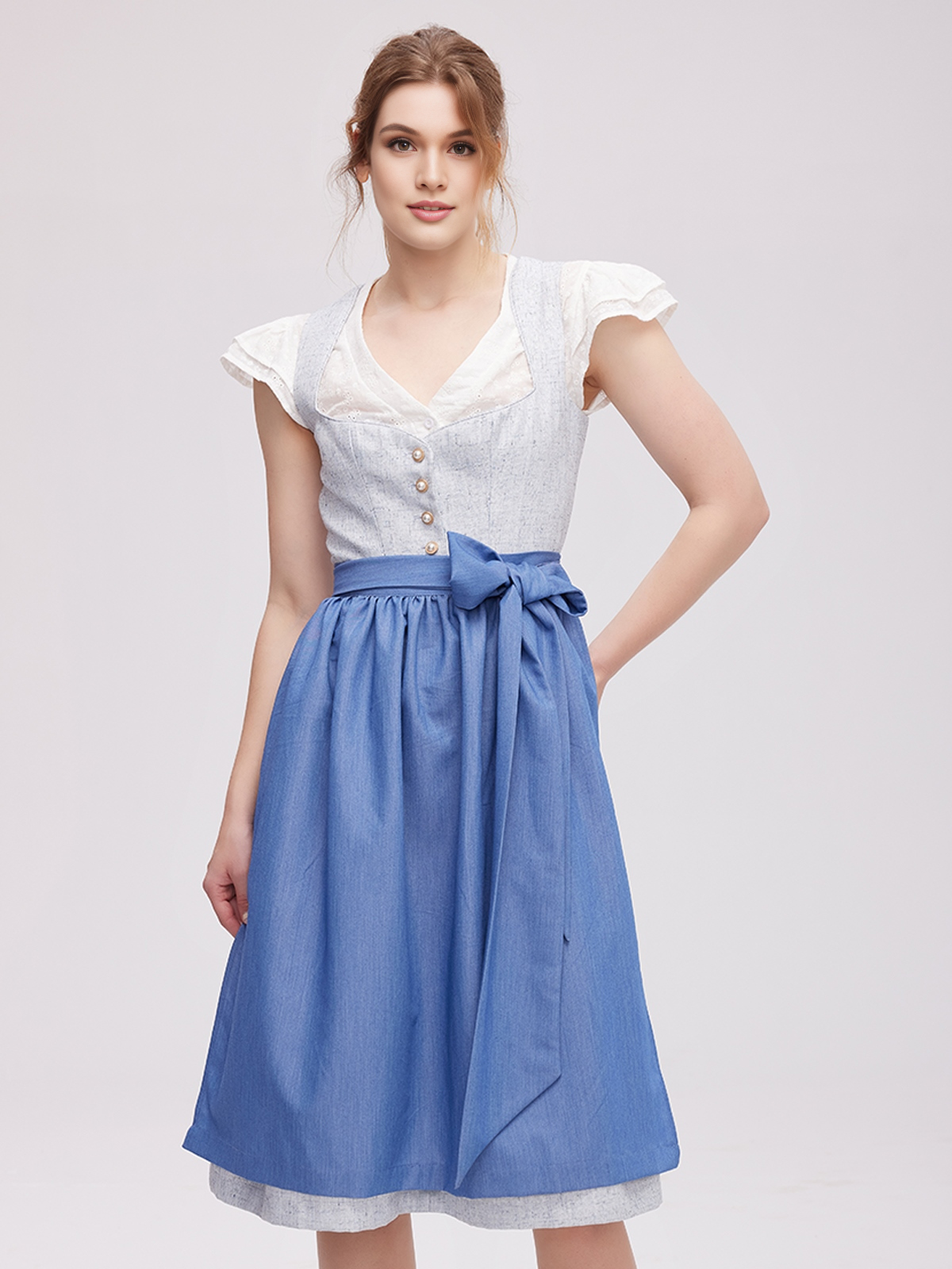 Dirndl in Blau mit floralen Details