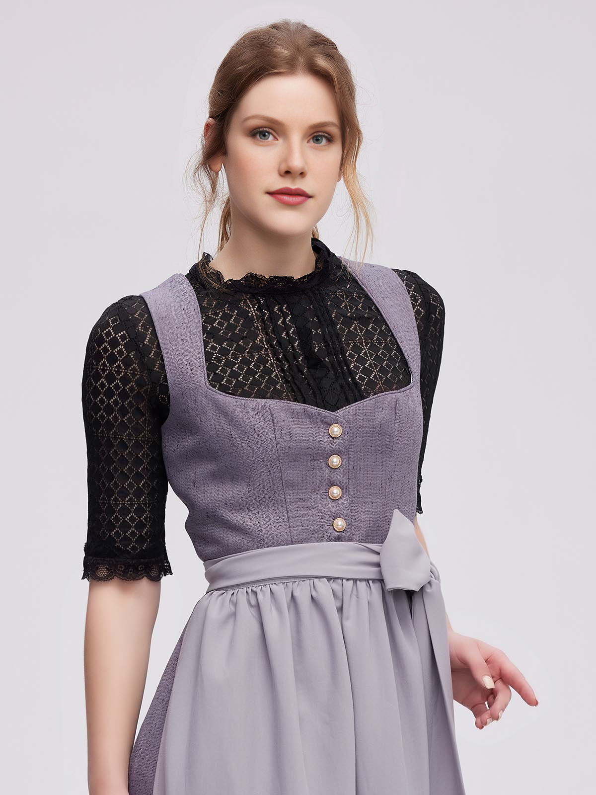 Dirndl in Grau mit hochgeschlossener Bluse