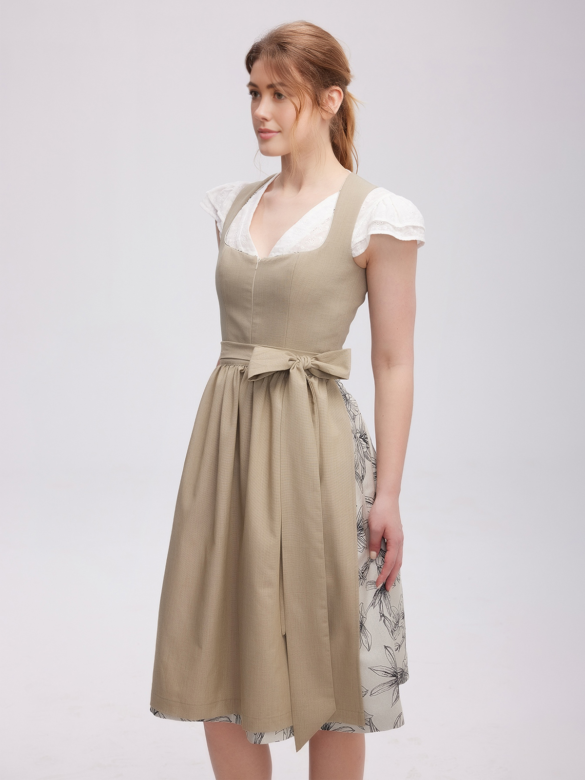 Grün-rosa Dirndl mit floralen Details