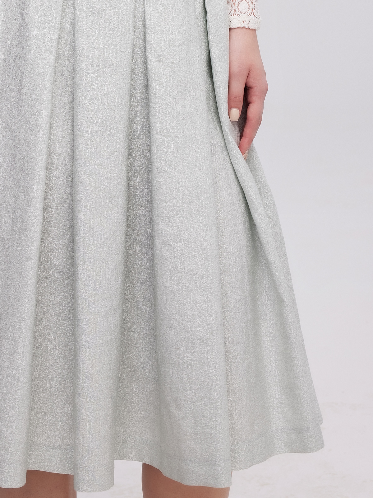Grünes Dirndl mit floraler Stickerei