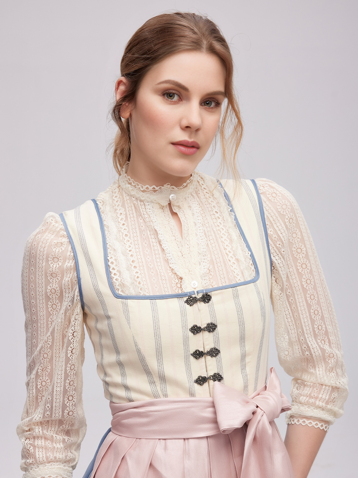 Dirndl Dunkelgrün mit traditioneller Schürze