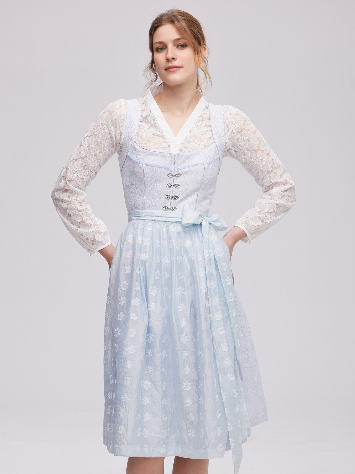 Modernes Dirndl in Waldgrün