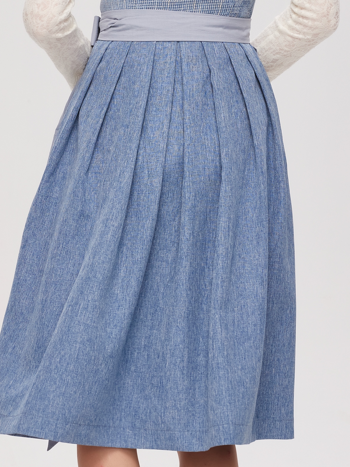 Dirndl mit blauer Schürze und schwarzer Bluse