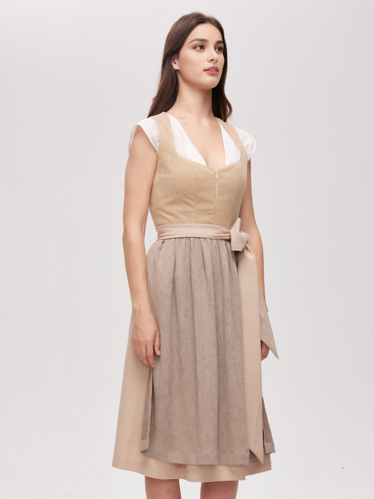 Modernes braunes Dirndl mit schlankem Schnitt