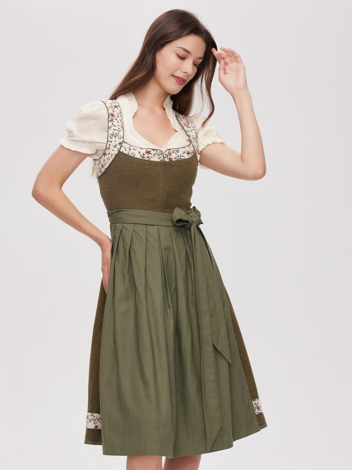 Mintgrünes Dirndl mit modernem Schnitt
