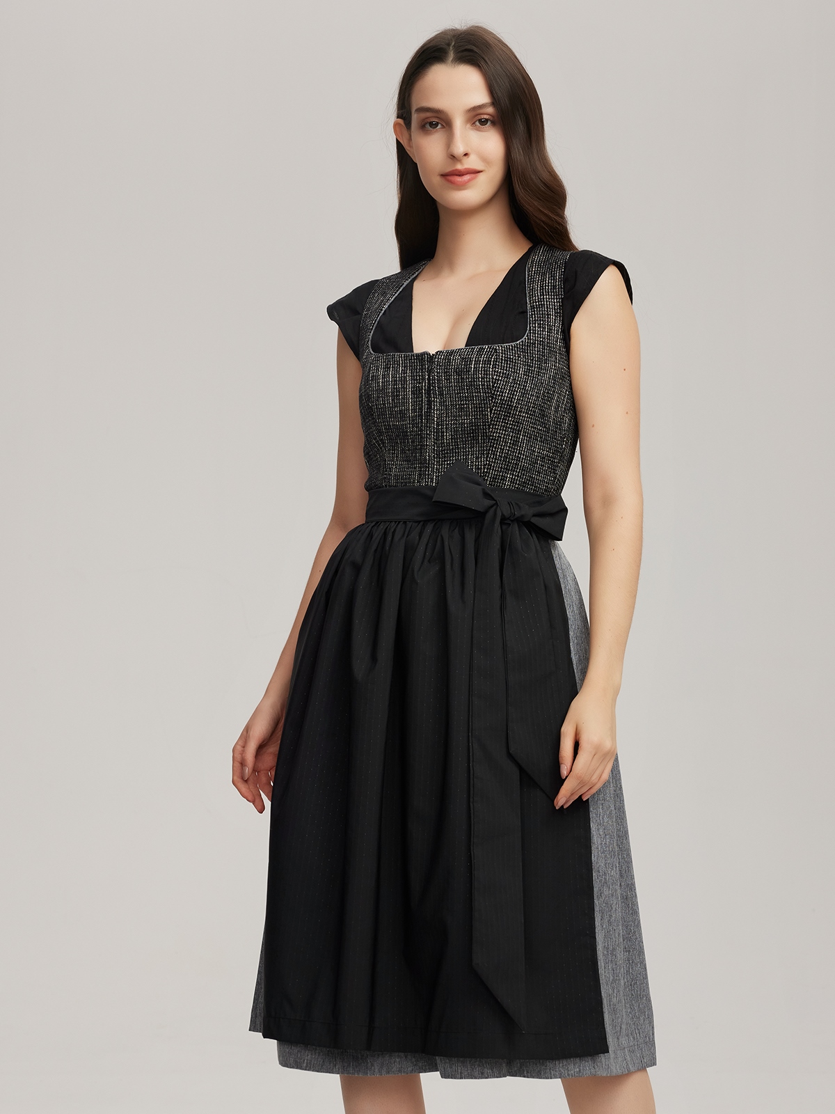 Ehreer Dirndl Schwarz – Tradition und Eleganz