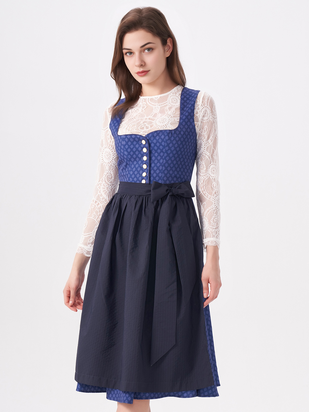 Dirndl in Blau mit floralen Details