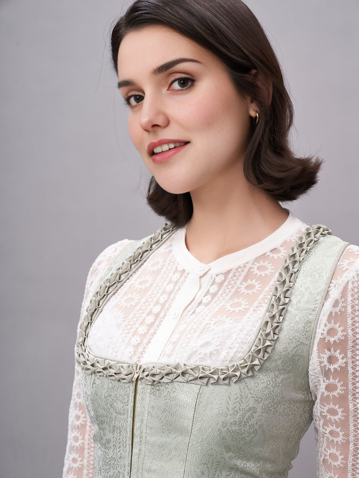 Dirndl in Grün mit floralen Details