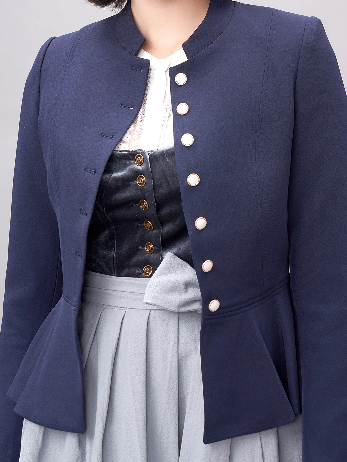 Traditionelles Dirndl in Marineblau mit modernen Akzenten