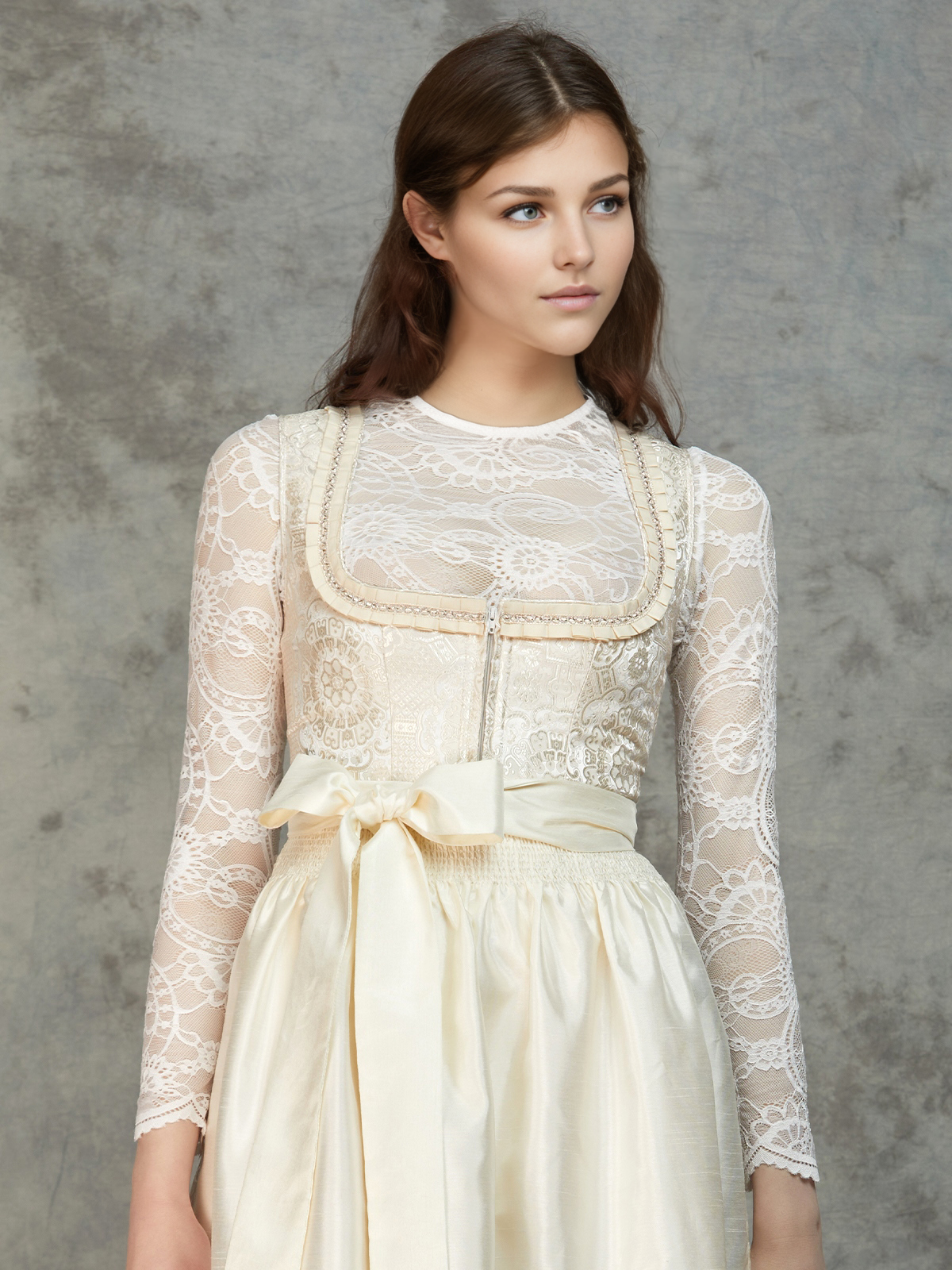 Modernes Dirndl in Weiß