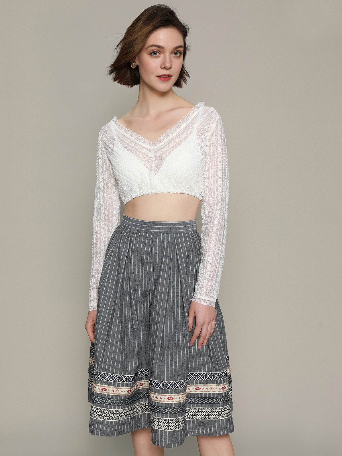 Modernes graues Samt-Dirndl mit raffinierten Details