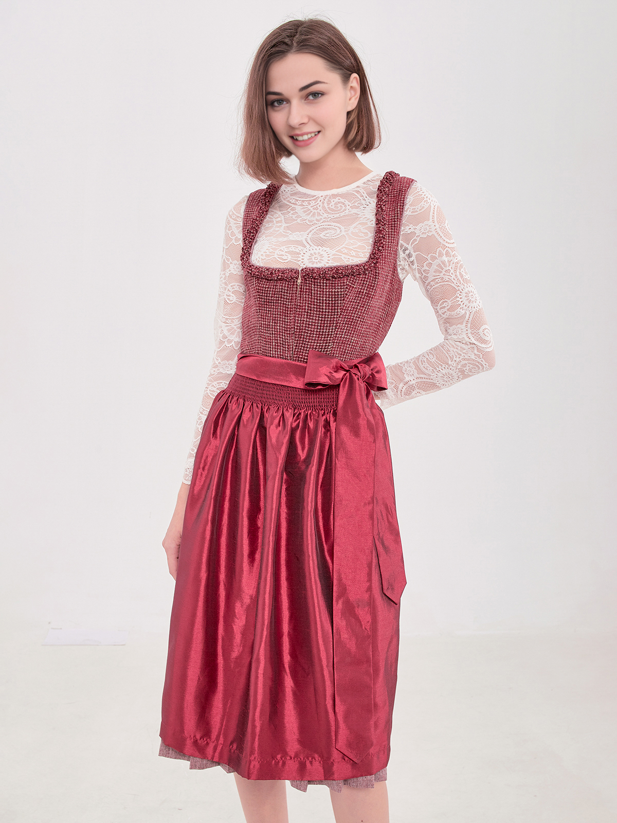 Modernes Dirndl in Rot