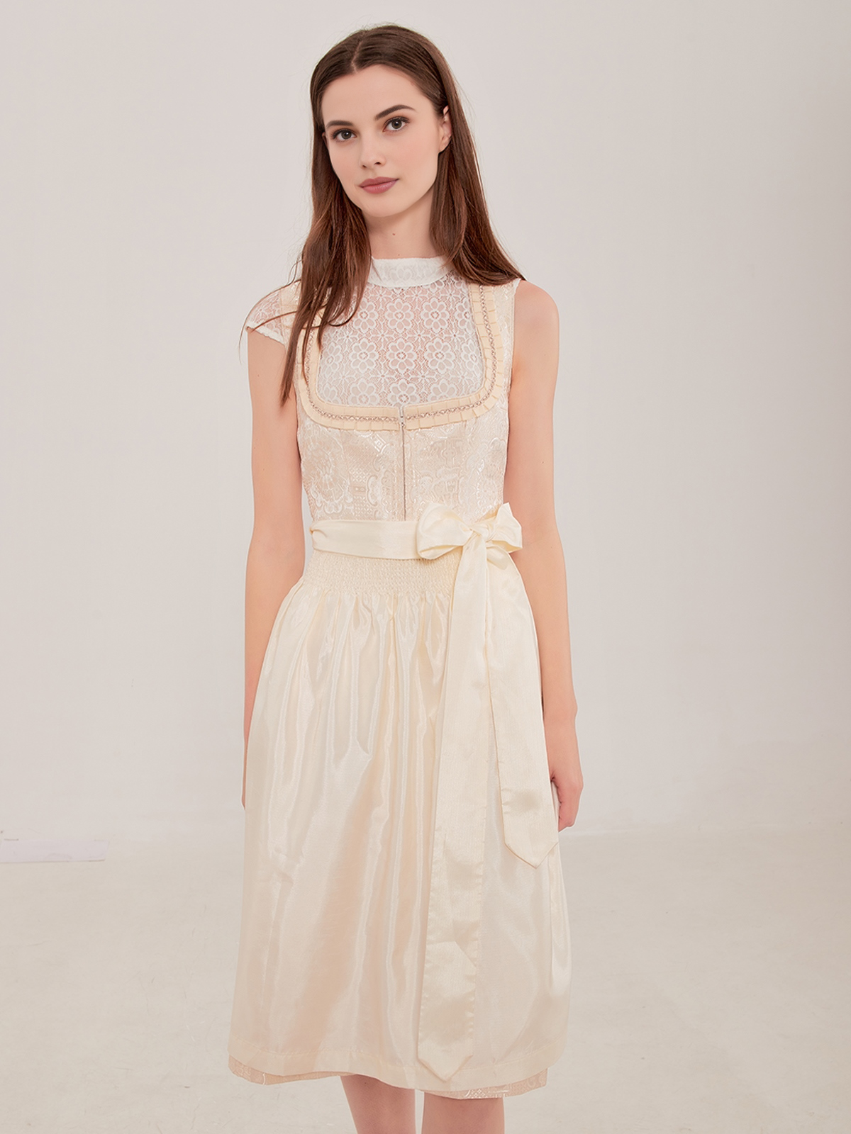 Modernes Dirndl in Beige