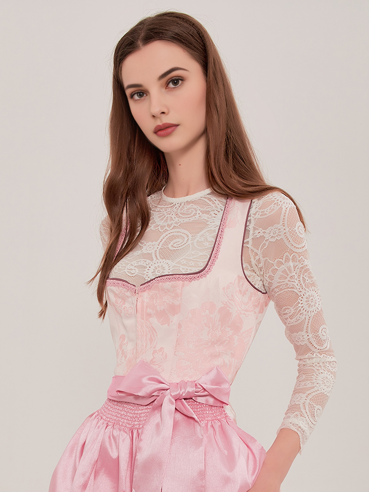 Modernes Dirndl mit blauem Muster und raffiniertem Ausschnitt