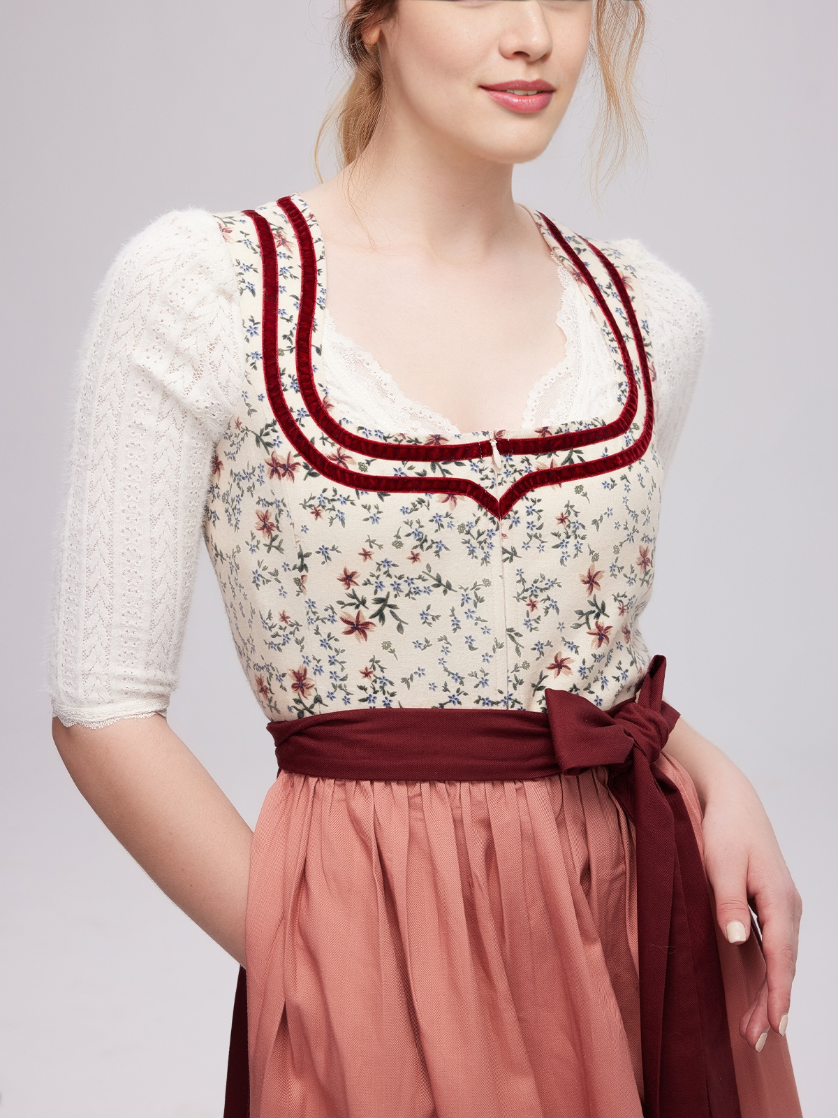 Dirndl in Rot – Eleganz und Tradition vereint