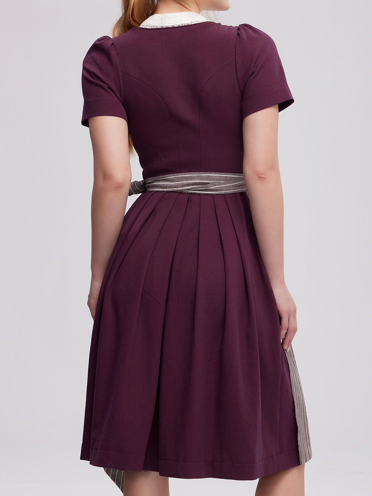 Modernes lila Dirndl mit asymmetrischem Schnitt