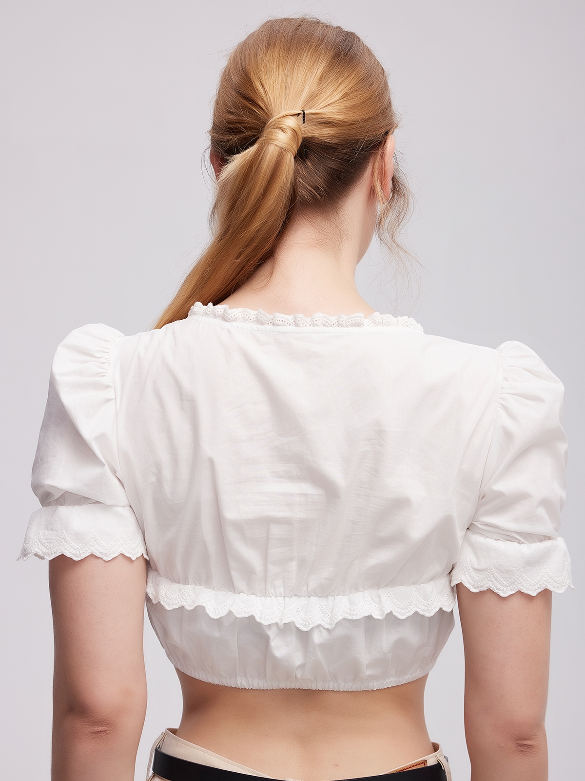 Modernes Dirndl in Weiß mit innovativen Details