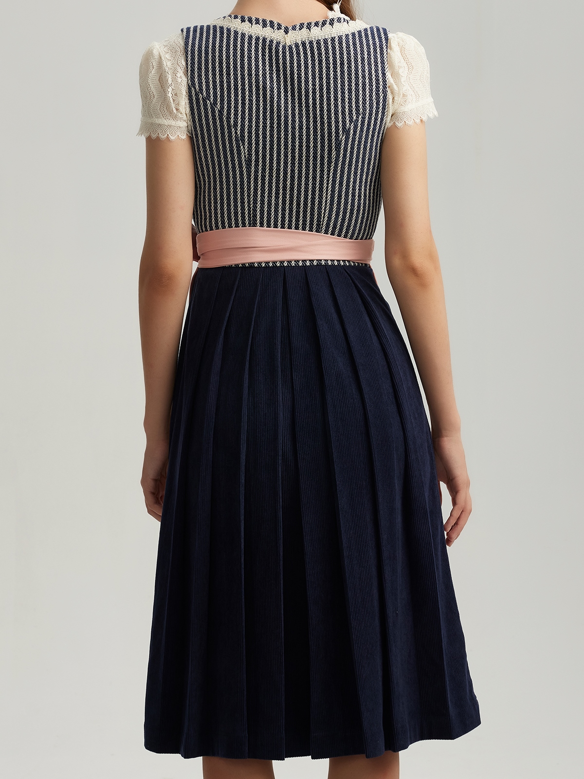 Modernes blaues Dirndl mit floralen Details