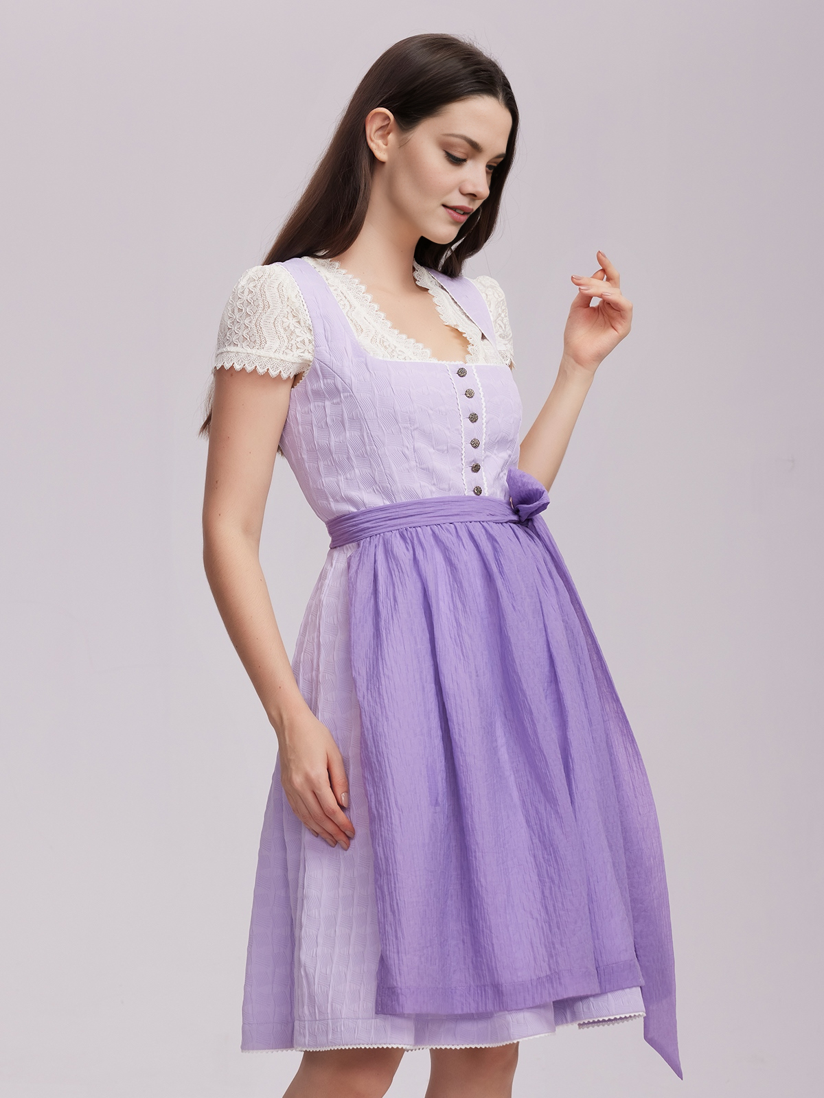 Modernes Dirndl in Lila – Eleganz und Komfort vereint