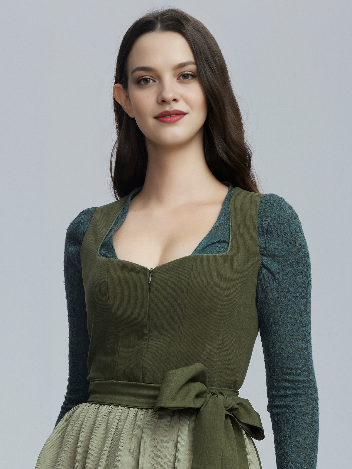 Dirndl Grün mit moderner Frisur